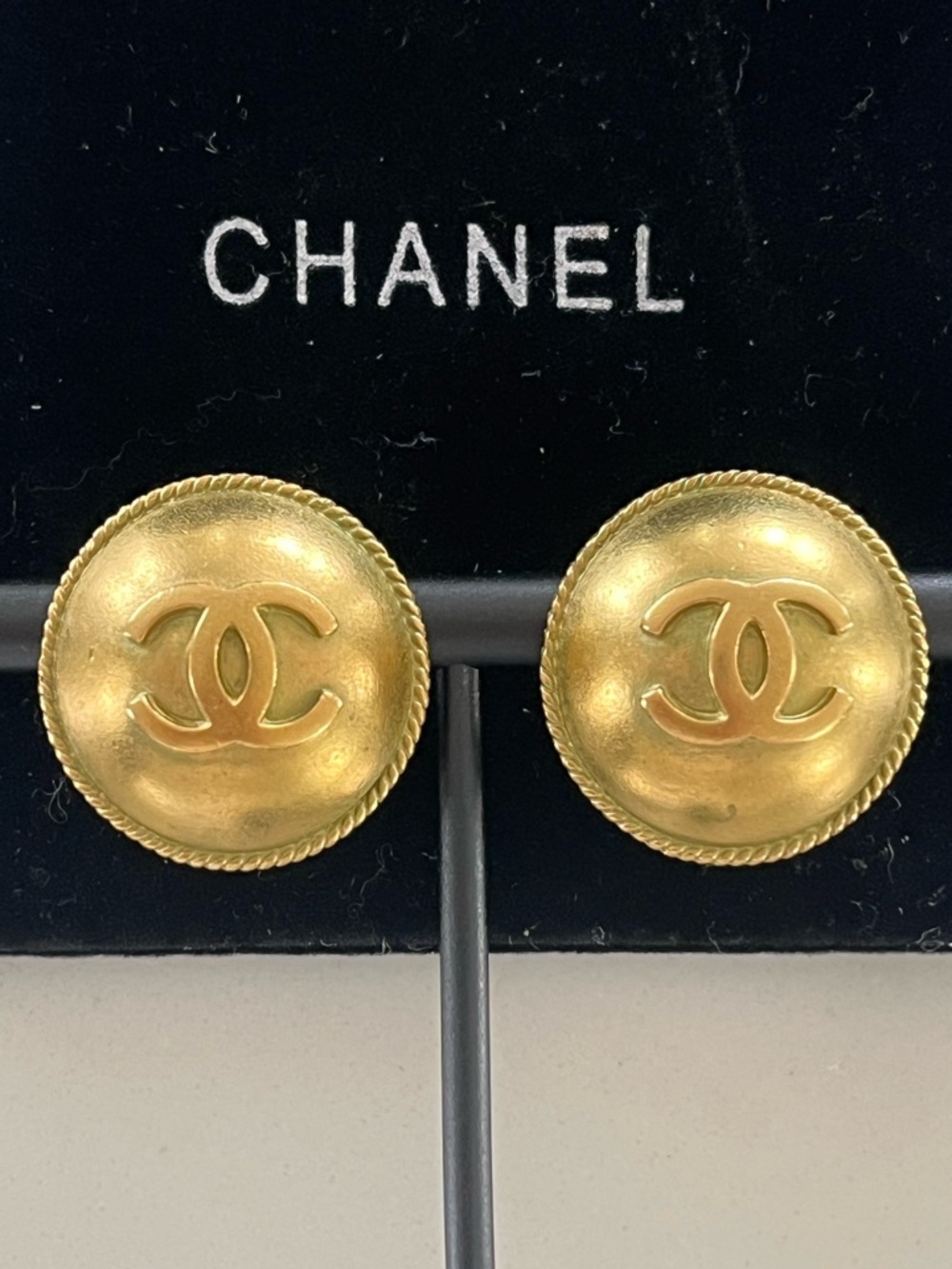 VINTAGE Chanel 1995 Spring CC Logo Round Rope ~1” Button Clip-On Earrings Gold - Picture 10 of 14